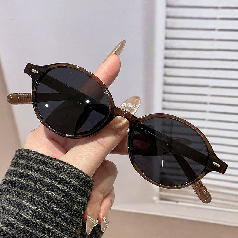 Ladies fashionable sunglasses in classic round design Bowlift