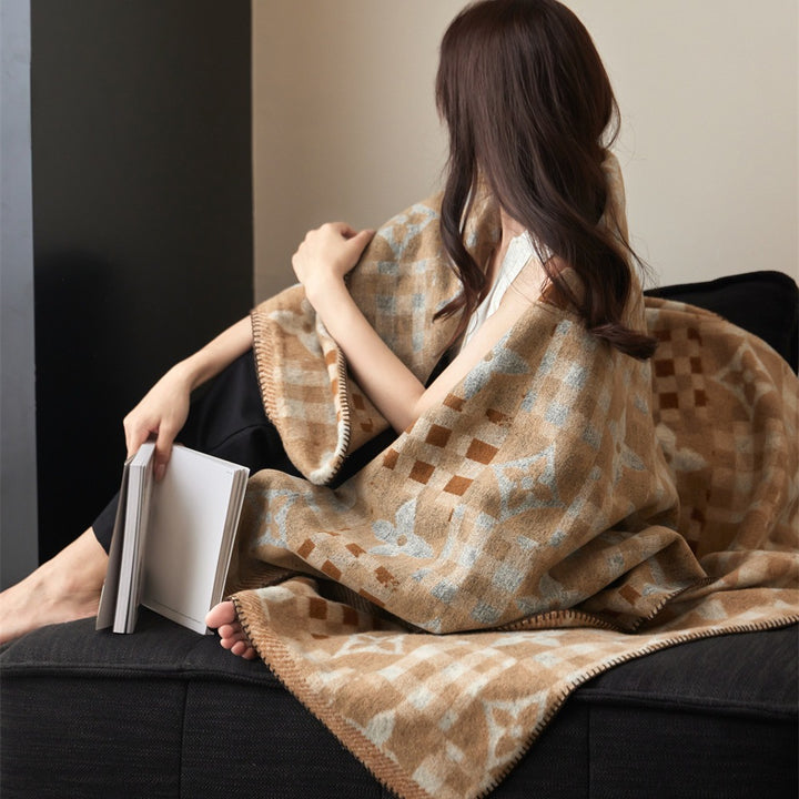Cozy throw blanket in houndstooth pattern made of wool mix