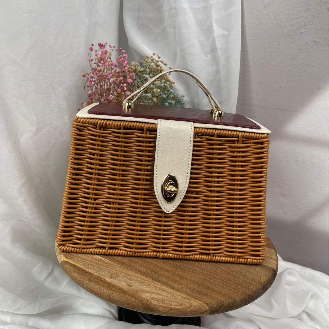 Ladies elegant woven handbag with wooden lid Bowlift