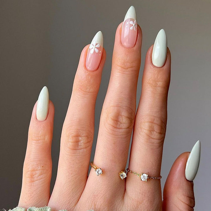 Glamorous Glittery Stiletto Press-On Nails Bowlift