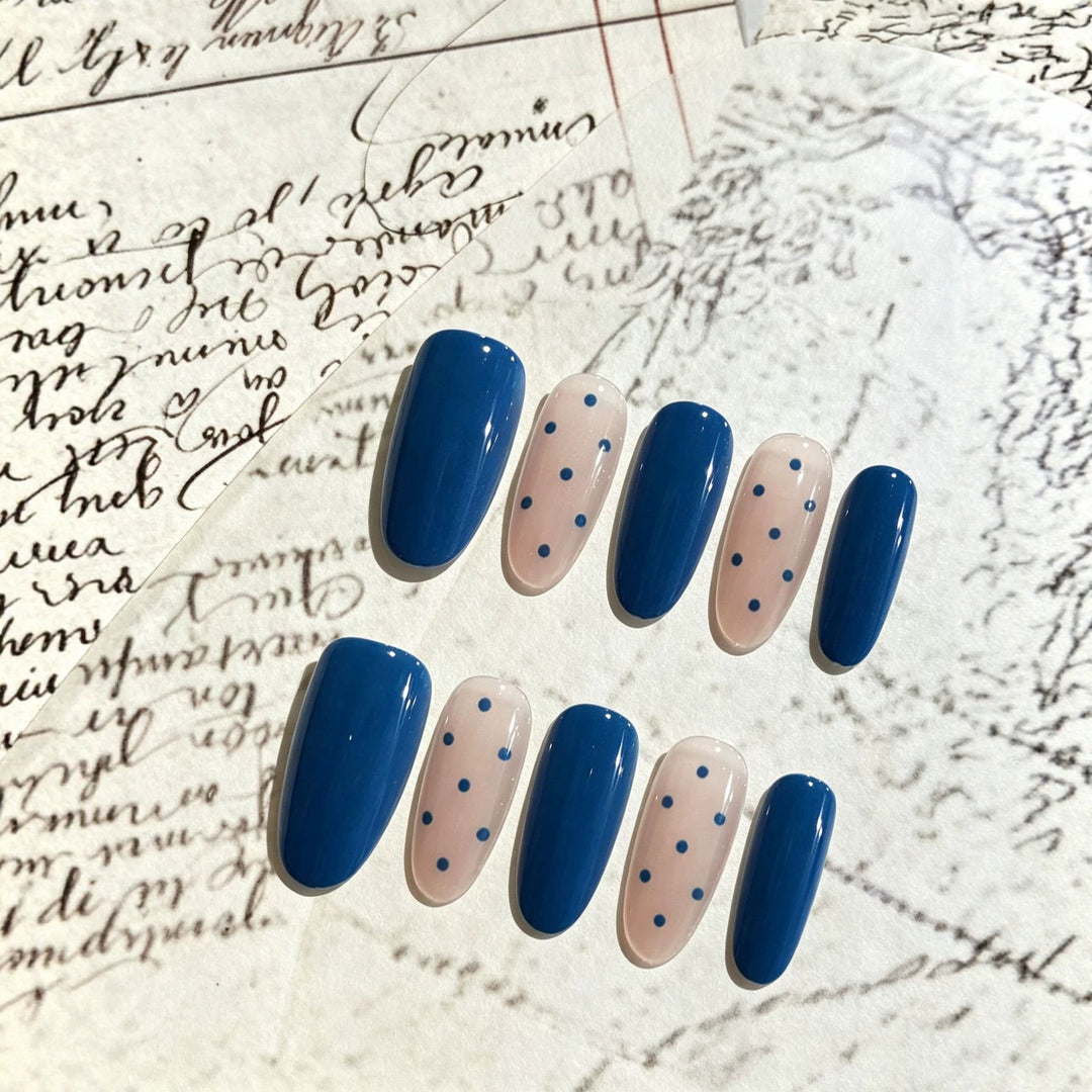Elegant Press-On Nail Art Set with Jewel Accents Bowlift