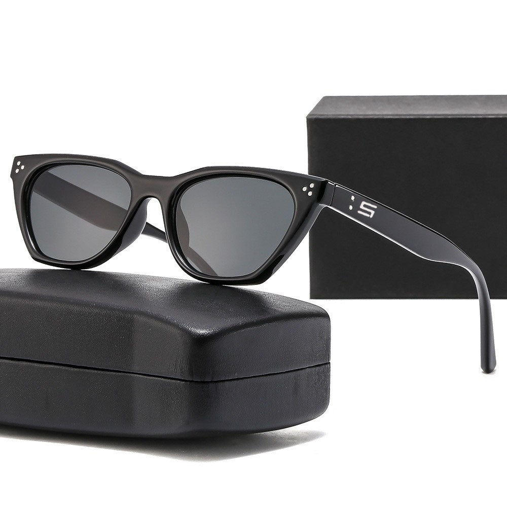 Women Retro-inspired Sunglasses with Distinctive Frame Bowlift