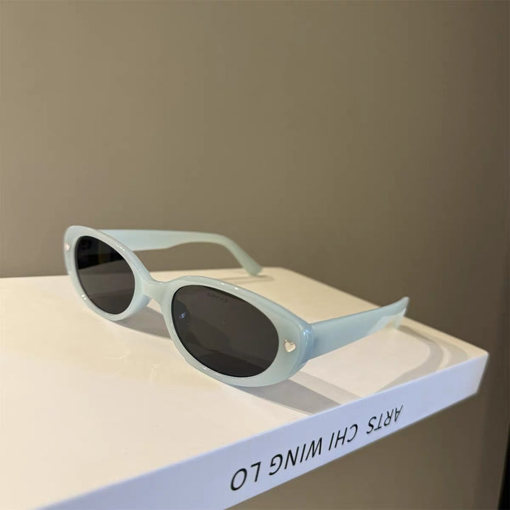 Fashionable Cat-Eye Sunglasses with Hearts Bowlift