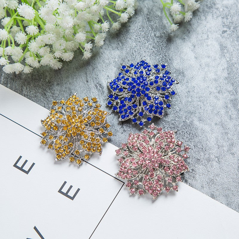 Glamorous brooch with crystals Bowlift