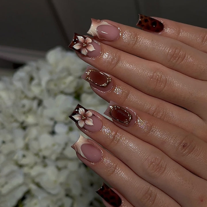 Elegant artificial nails with floral accents Bowlift