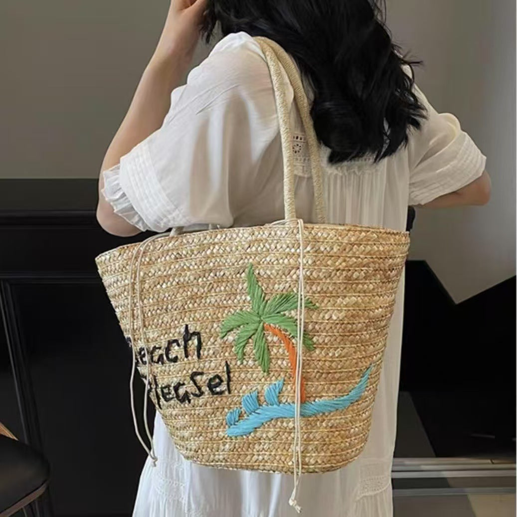 Summery woven bag with creative beach motif Bowlift