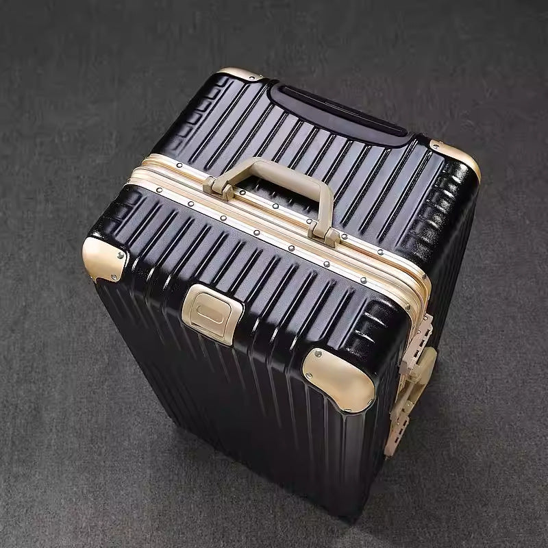 Sturdy Hardshell Spinner Suitcase