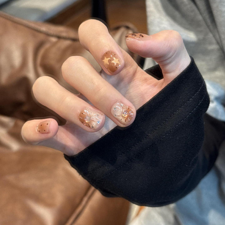 Artificial nails with shimmering fine accents Bowlift