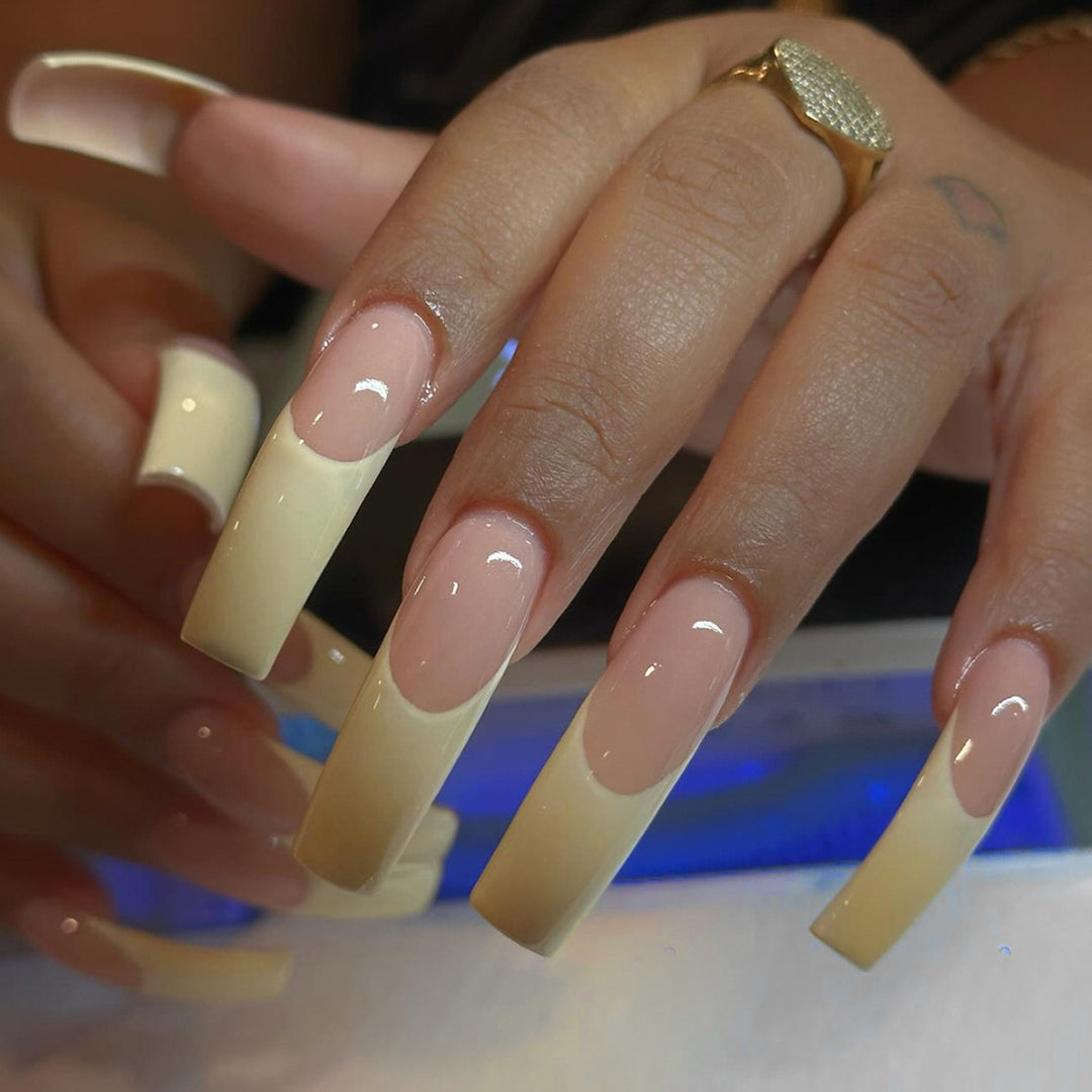 Nail set with elegant French tips Bowlift