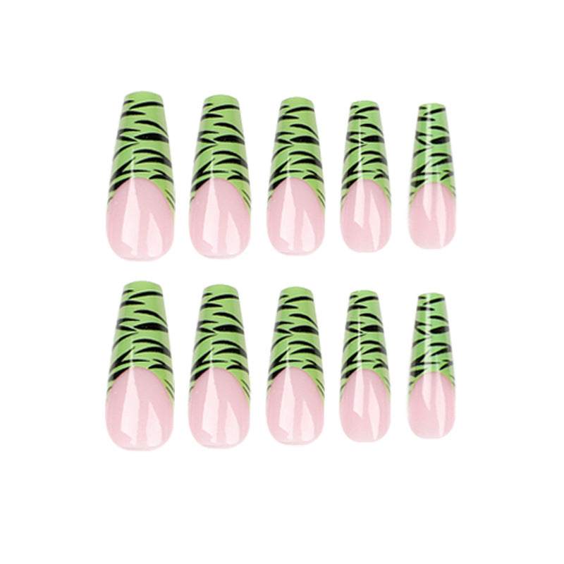 Artistic fingernails with trendy zebra design Bowlift