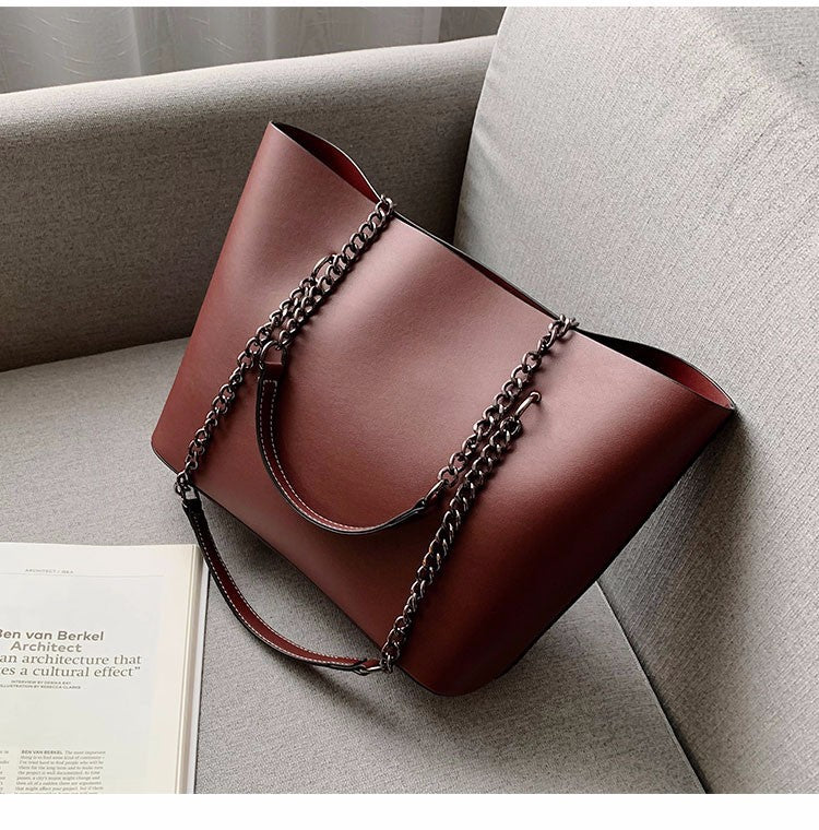 Elegant shoulder bag in minimalist design Bowlift