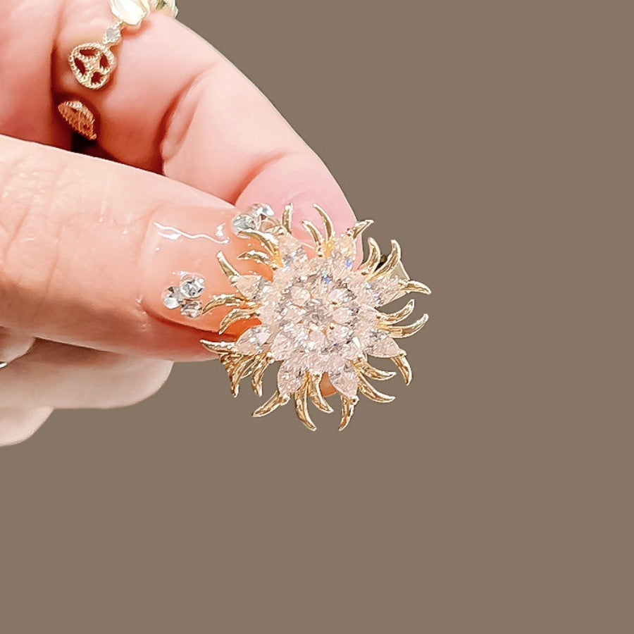 Elegant brooch with sparkling crystals Bowlift