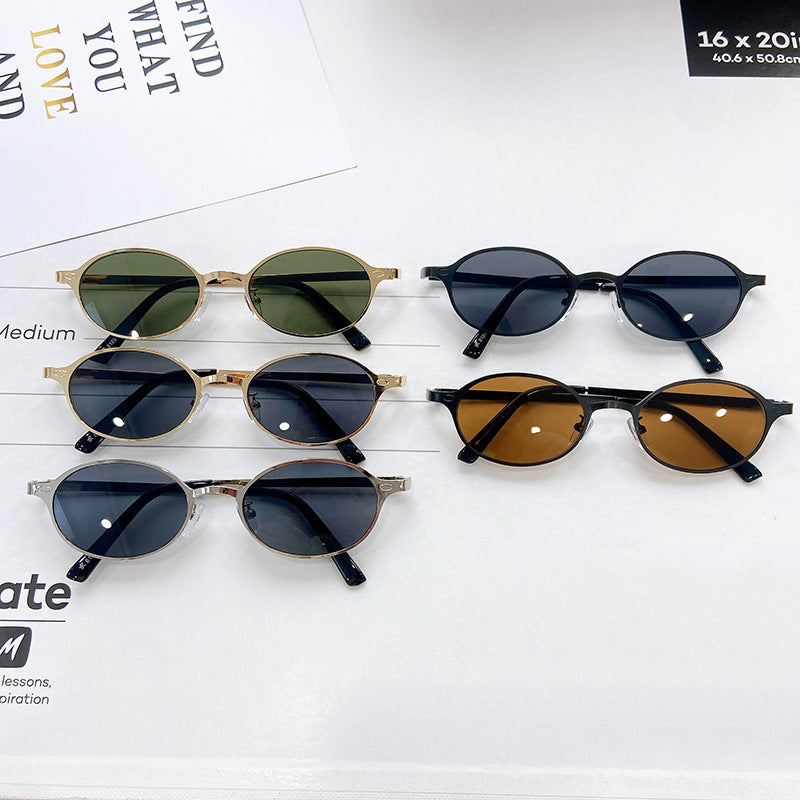 Fashionable Round Sunglasses with Elegant Golden Frame Bowlift