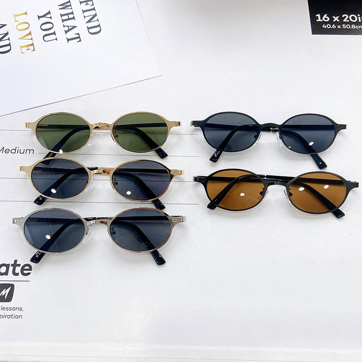 Fashionable Round Sunglasses with Elegant Golden Frame Bowlift