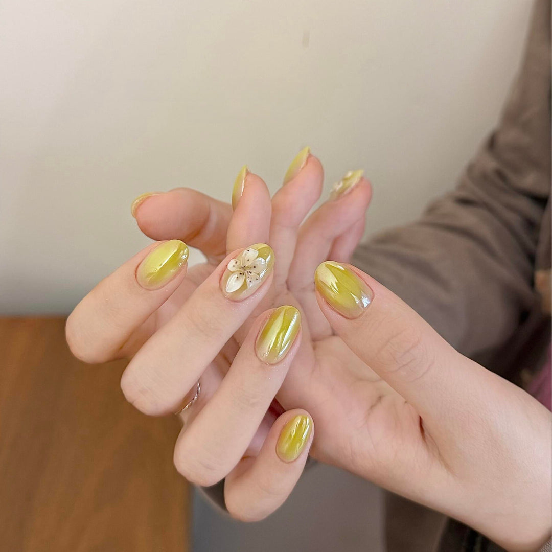 Artificial nails with floral design and glossy finish Bowlift