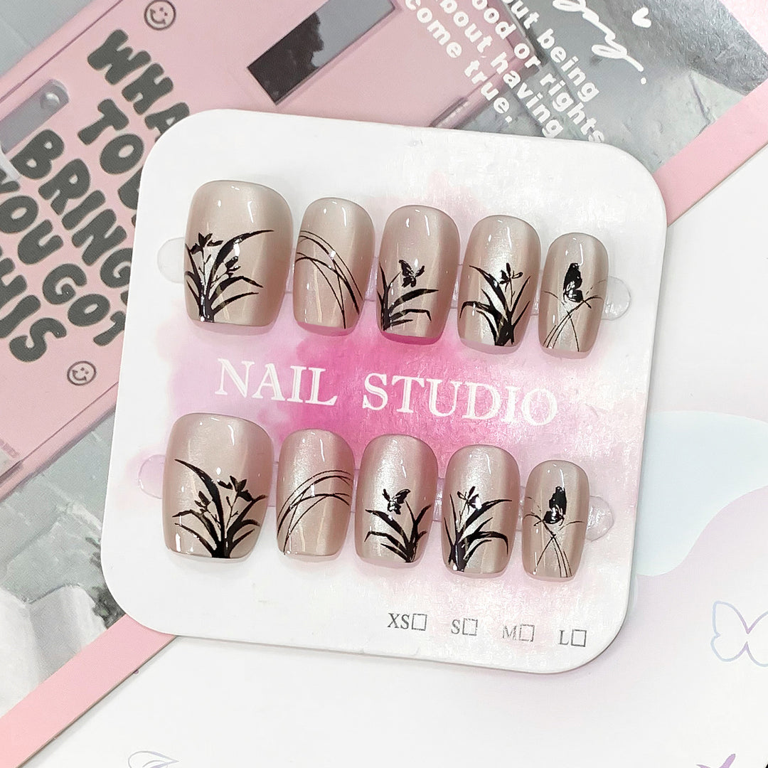 Artfully designed nails with floral motifs Bowlift