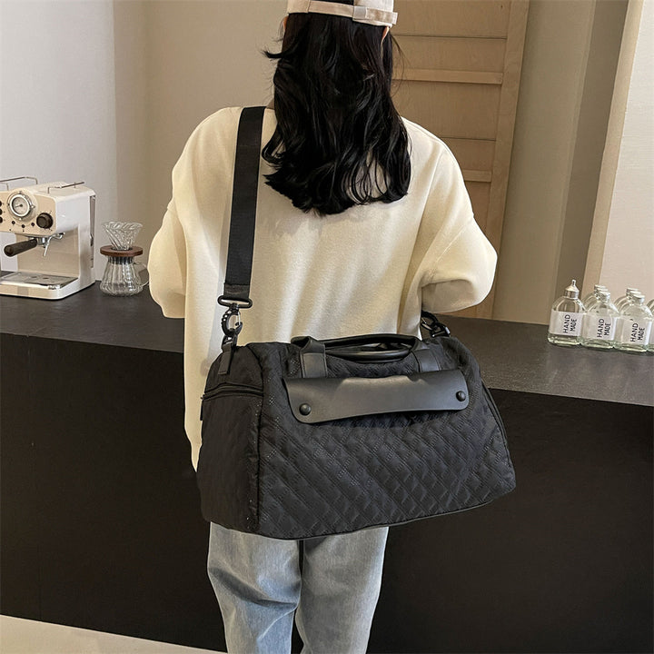 Sporty travel bag with ergonomic carrying system and water-repellent material Bowlift
