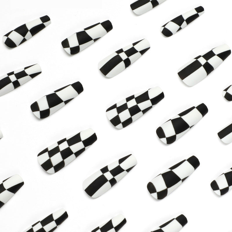 Nail set with stylish checkerboard pattern Bowlift