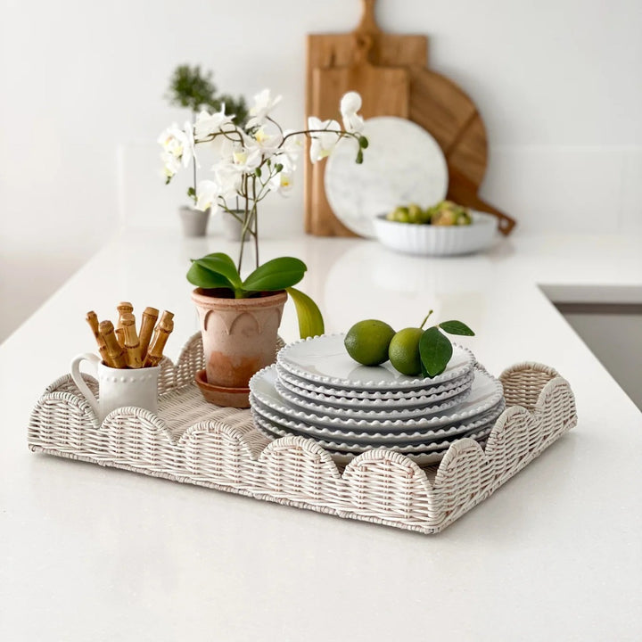 Elegant serving tray made of woven material Bowlift