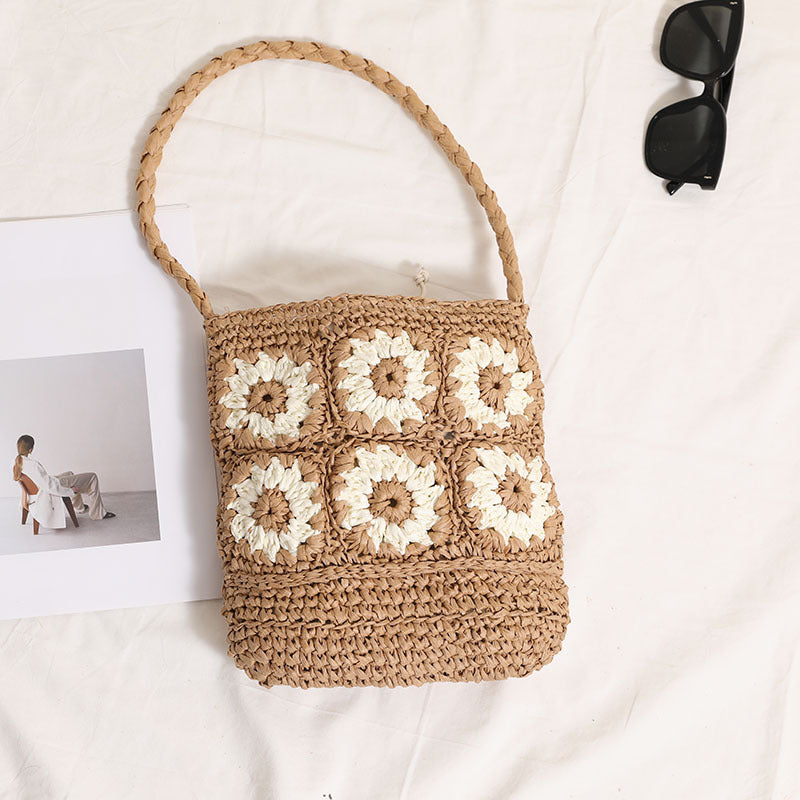 Handcrafted straw bag with floral patterns Bowlift
