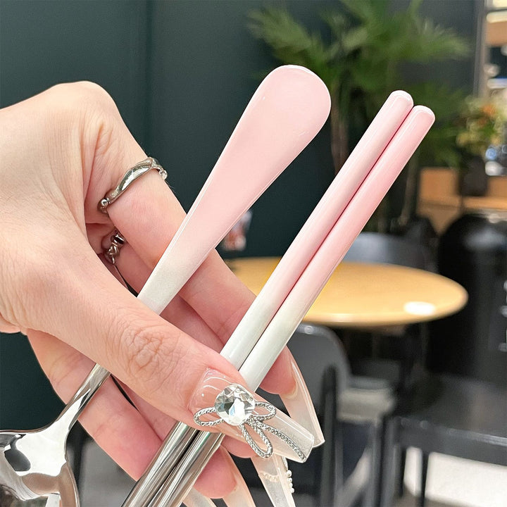 Portable cutlery set in hygienic storage box Bowlift