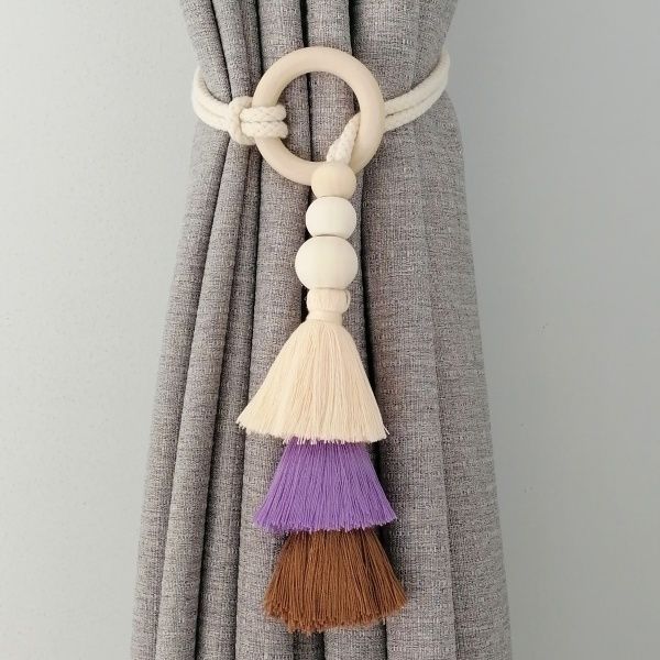Decorative curtain holder with tassels Bowlift
