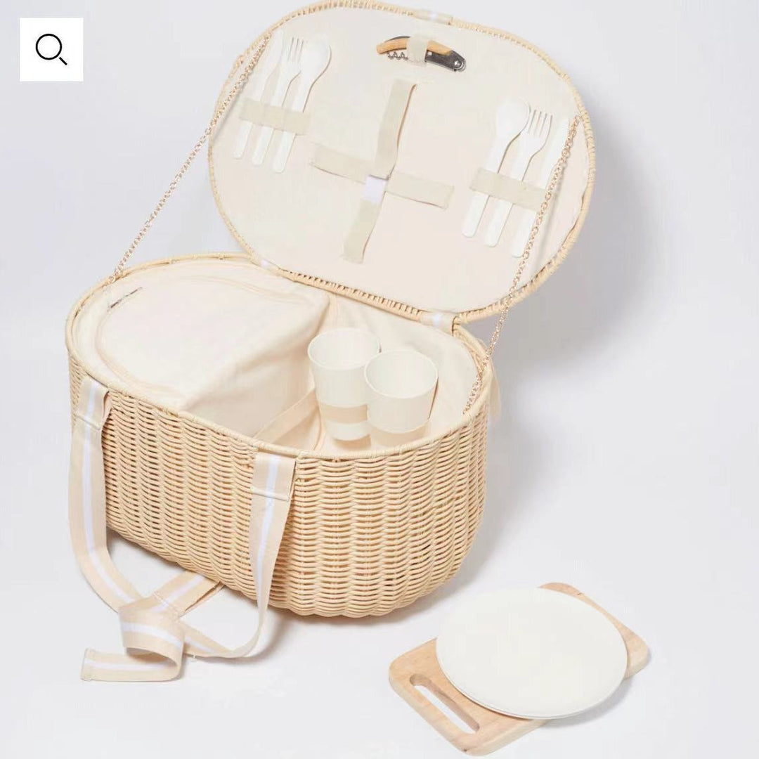 Ladies picnic basket with integrated cutlery set and practical insulation elements Bowlift