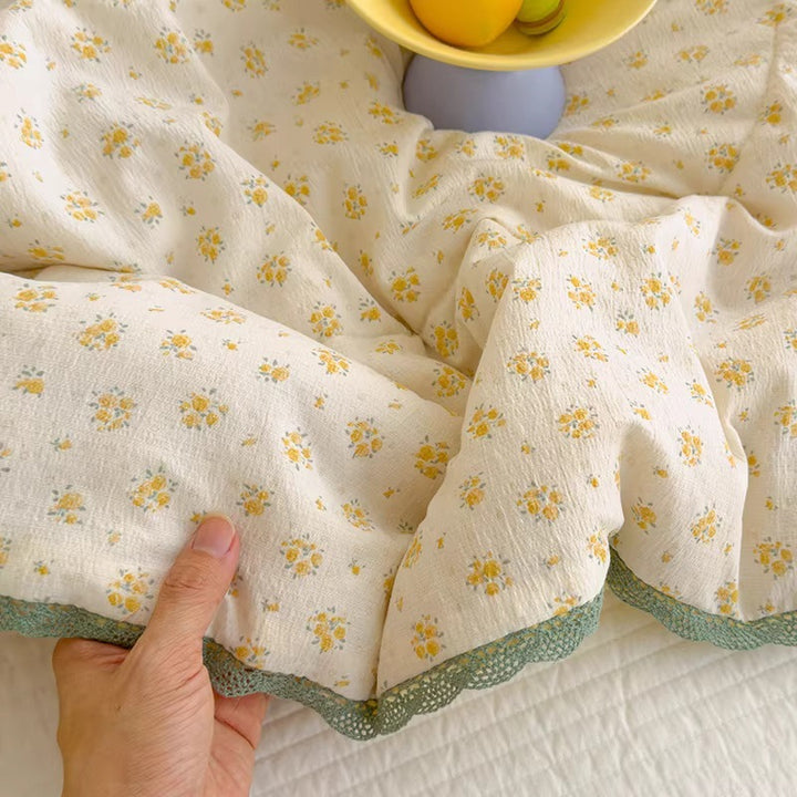 Ladies comfort duvet with delicate floral pattern and high-quality filling Bowlift