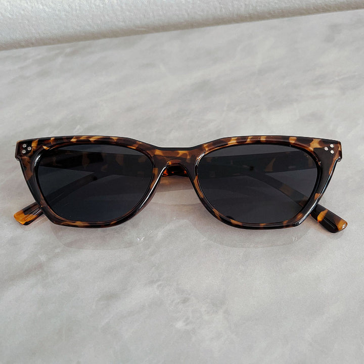 Ladies fashionable retro sunglasses with elegant design Bowlift