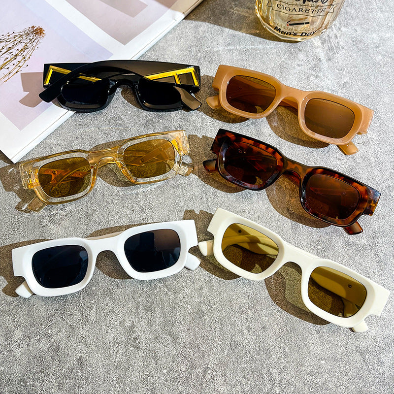 Ladies fashionable sunglasses with a striking design Bowlift