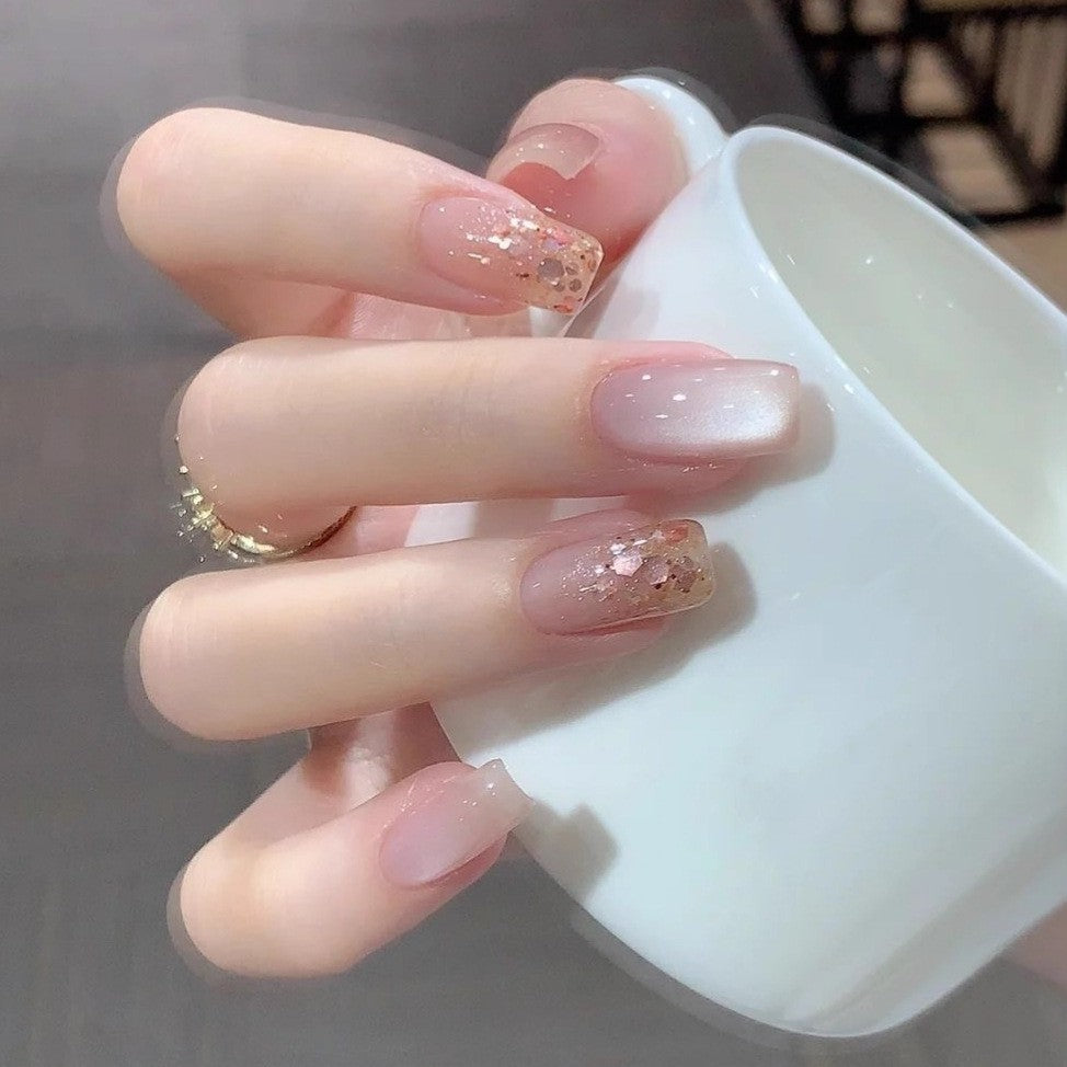 Artificial Nails In Elegant Glitter Finish Bowlift
