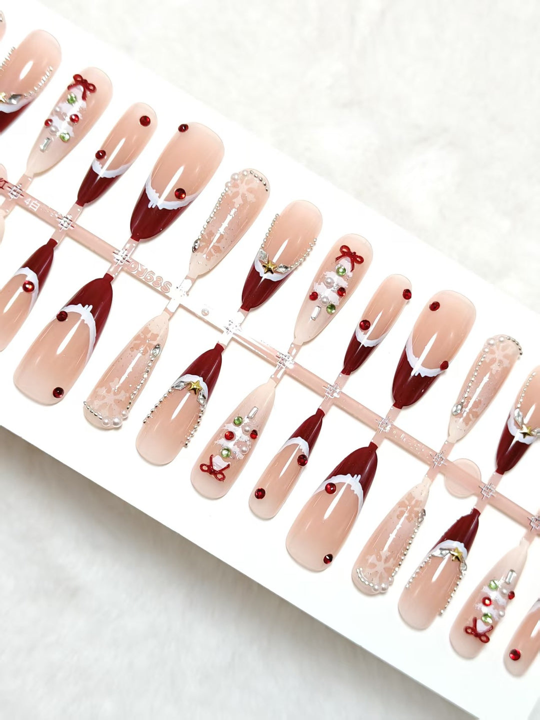 Festive artificial nails with Christmas motifs Bowlift