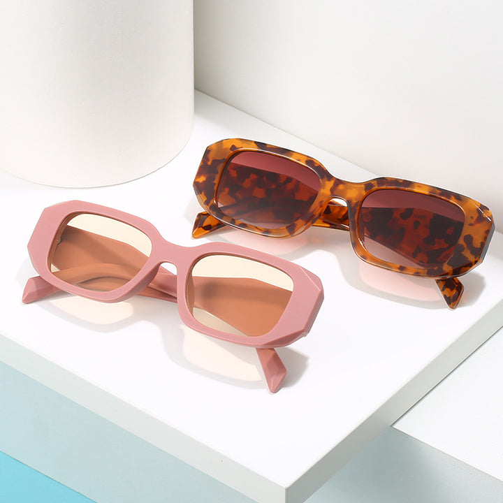 Women extravagant sunglasses in modern tortoise style Bowlift
