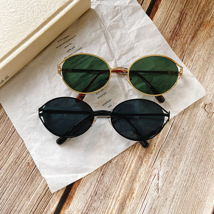 Round Sunglasses with Golden Accents Bowlift