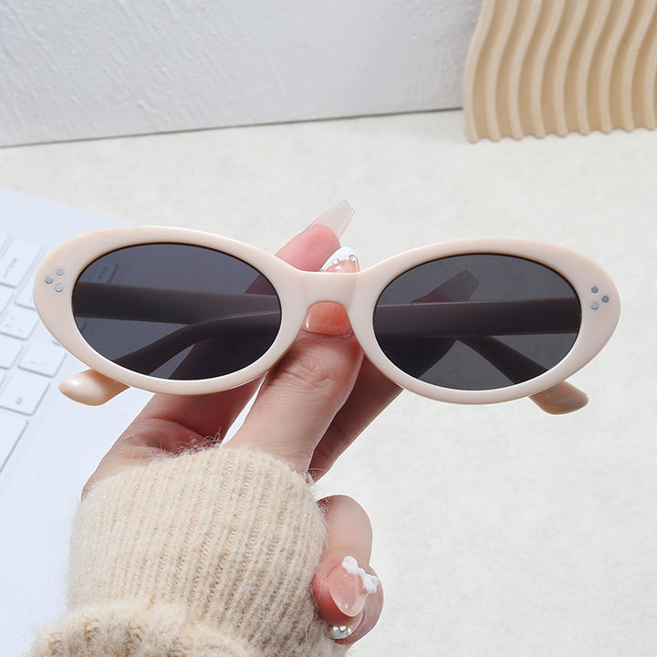 Ladies fashionable sunglasses in elegant oval design Bowlift