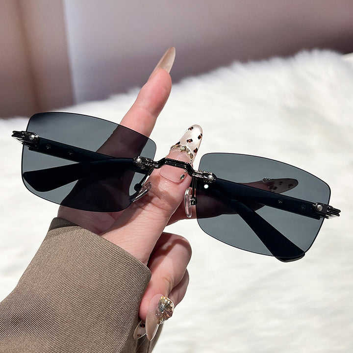 Ladies extravagant fashionable sunglasses with innovative frame Bowlift