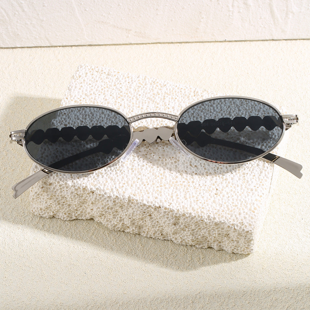 Fashionable sunglasses with oval frame and luxurious accent Bowlift