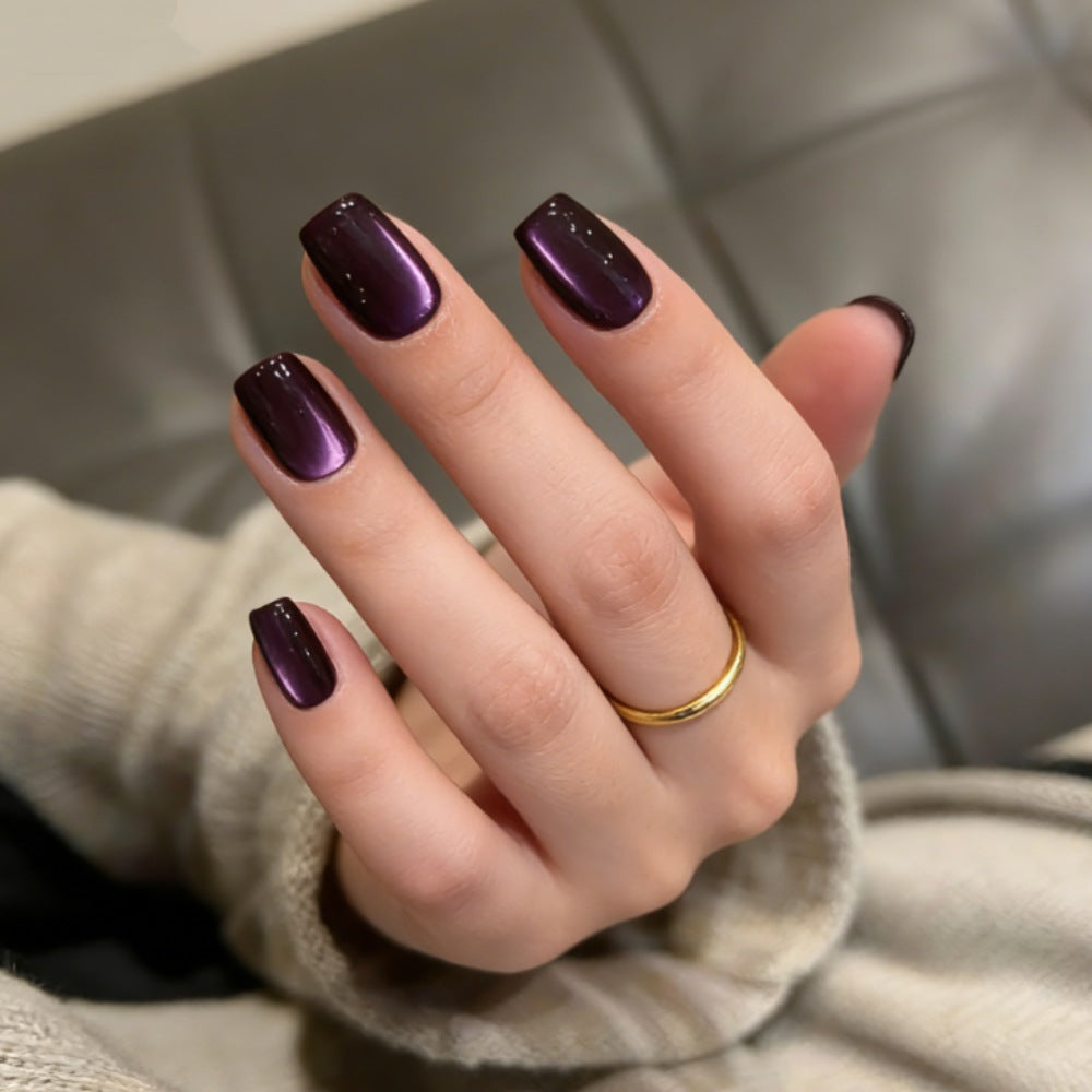 Artificial nails with elegant high-gloss finish and special color nuance Bowlift