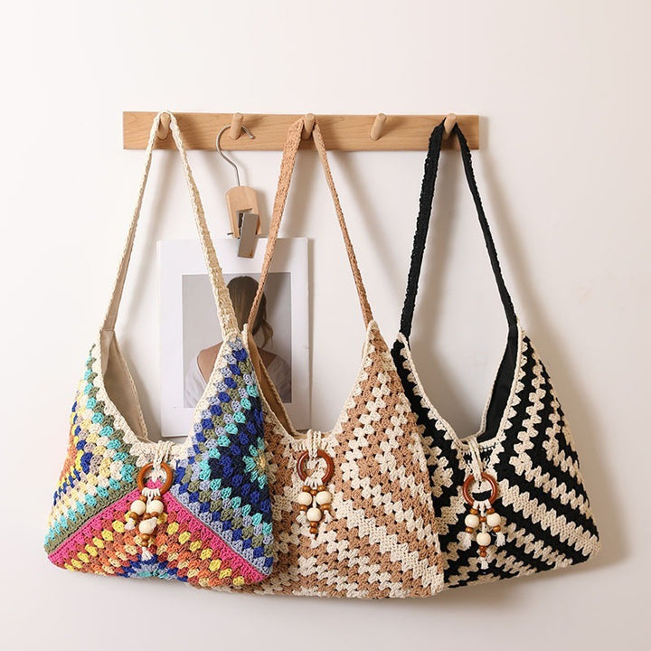 Handmade macrame shoulder bag with playful pendant Bowlift