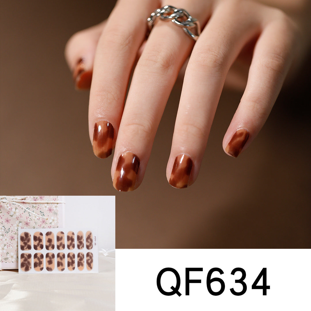 Artificial nail design with heart motif Bowlift