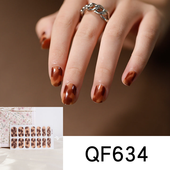 Artificial nail design with heart motif Bowlift