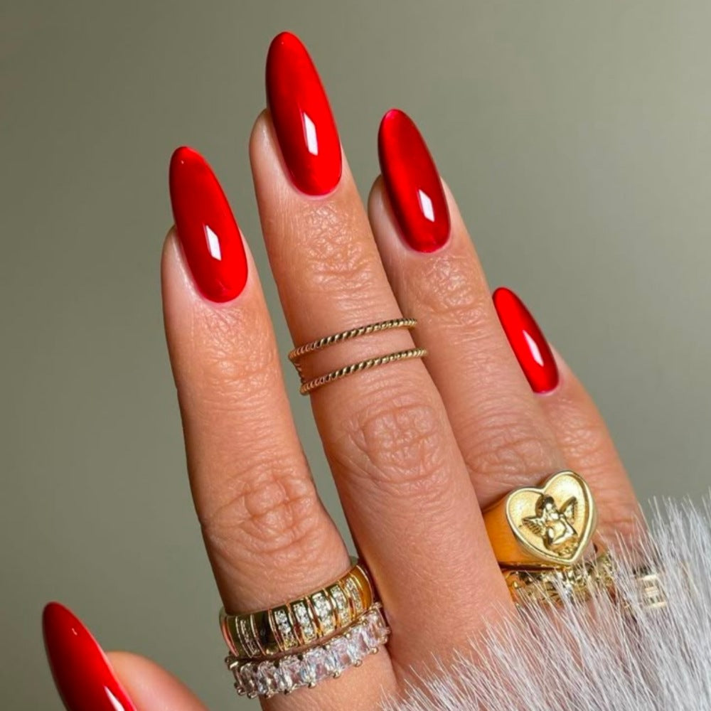 Artificial nails in elegant almond-shaped tips Bowlift