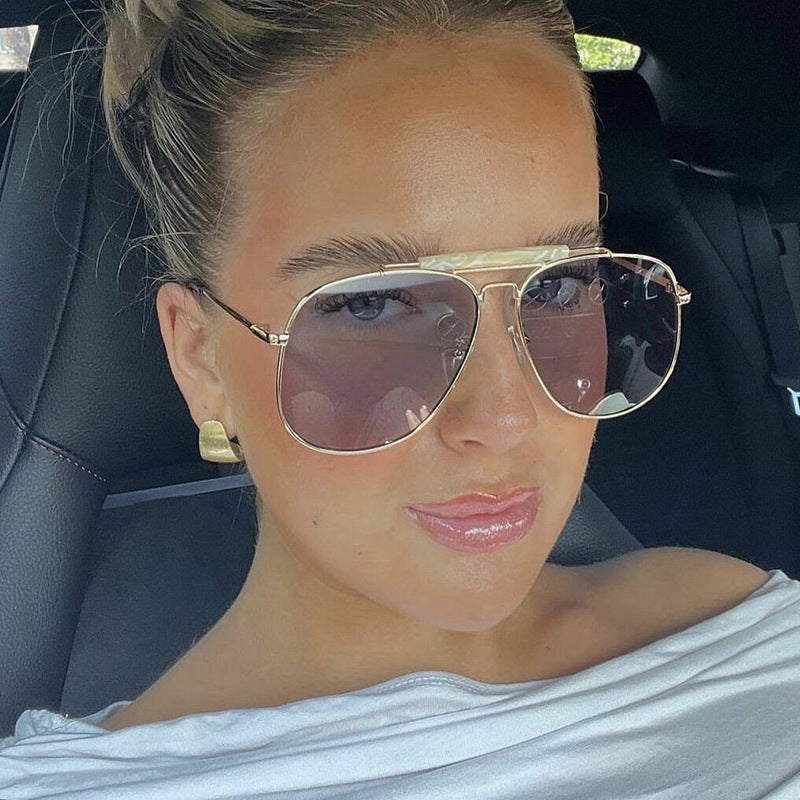 Ladies Pilot Sunglasses with Gold Frame Bowlift