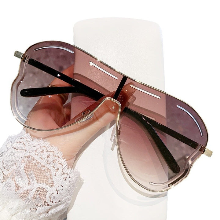 Women’s Sporty Oversized Sunglasses in Unique Design Bowlift