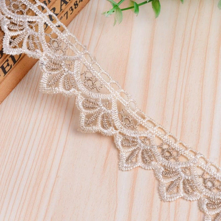 Decorative lace trim Bowlift