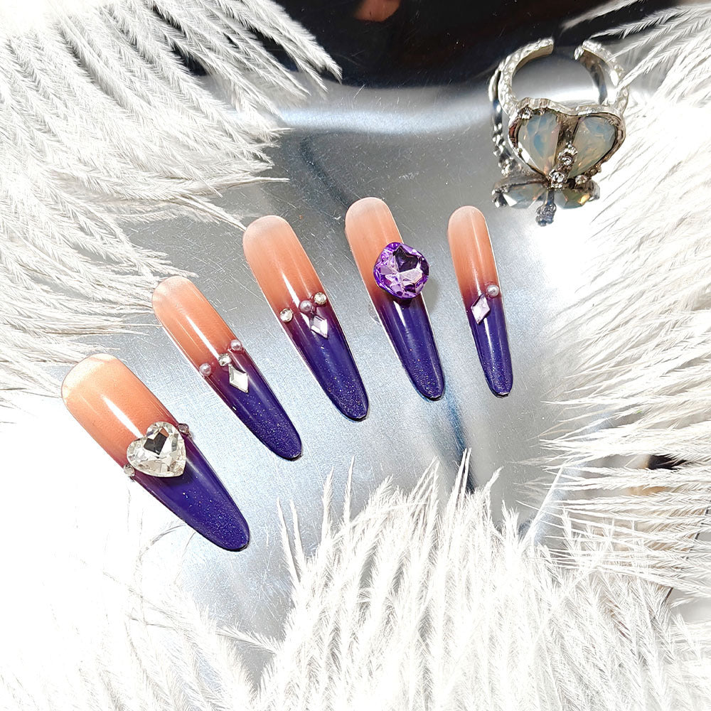 Artificial nails with glitter and elegant 3D applications Bowlift