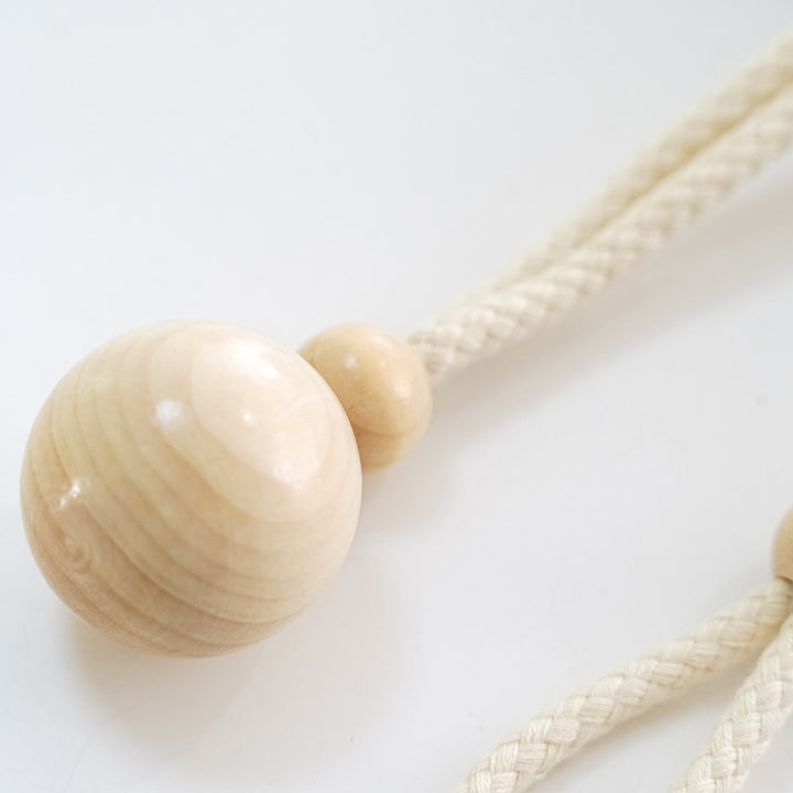 Elegant curtain holder with wooden beads Bowlift