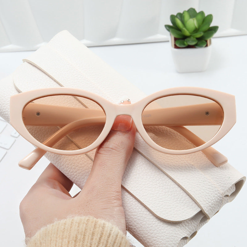 Women's Cat-Eye Sunglasses with Elegant Plastic Frame Bowlift