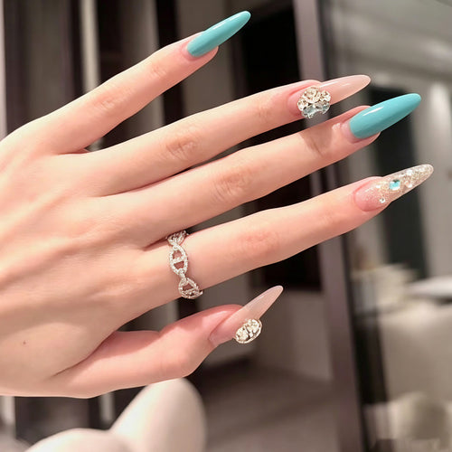 Artificial nail set with glamorous 3D applications and sparkling design Bowlift