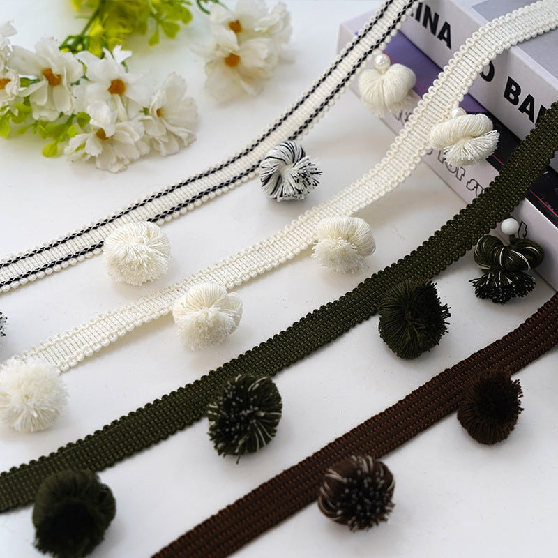 Decorative curtain trim with pompons Bowlift